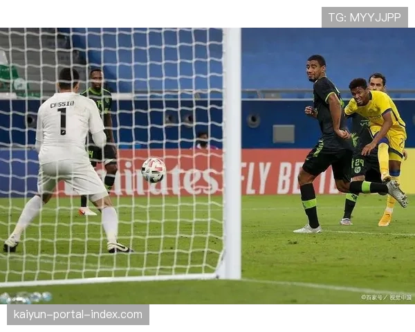 热刺过度依赖长传与定位球，中场创造力缺乏导致进攻模式单一